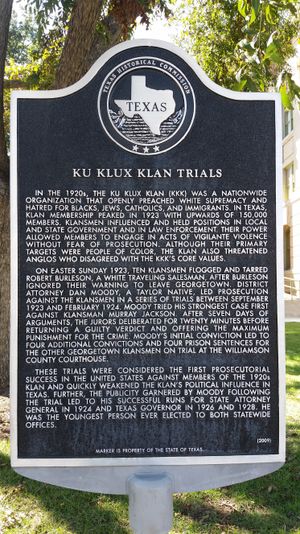 쿠 클럭스 클랜 재판에 대한 텍사스 역사 표지판. 표지판은 윌리엄슨 카운티 법원 부지에 있다.