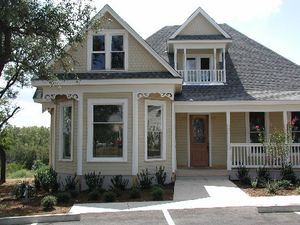 1900~1910년의 "패턴 북" 하우스는 2006년에 텍사스주 라운드 록에서 조지타운으로 옮겨졌다. 이곳은 사우스 샌 게브리엘 강을 내려다보고 있다.