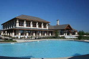 여러 레크리에이션 센터 중 한 곳에 있는 선 시티 텍사스 수영장