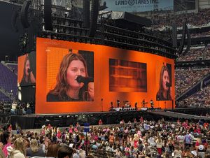 걸 인 레드가 미네소타주 미니애폴리스에서 열린 The Eras Tour에서 테일러 스위프트의 오프닝 공연을 하고 있다.