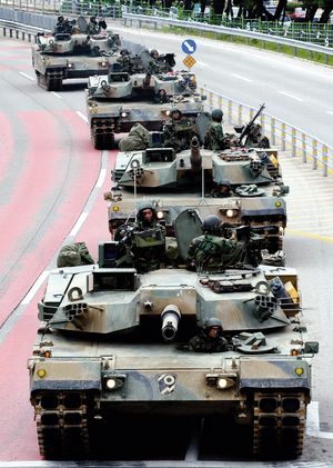 야외기동훈련 중인 제102기갑여단의 전차들