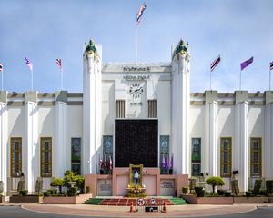 사롯 쑥카양의 아르 데코 양식 디자인이 반영된 수파찰라사이 경기장의 정문