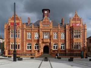 머서티드빌 타운 홀. 2014년 개조 후 레드시어스 시머루 예술 센터로 재탄생