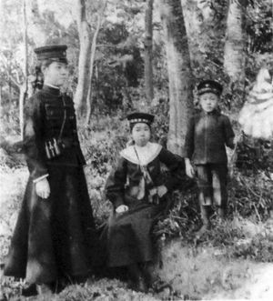 후사코 여왕(왼쪽)과 쓰네노미야 마사코 내친왕(오른쪽). 육군 여성 군복 차림.