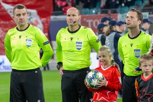 결승전 주심을 맡은 안토니오 마테우 라오스 (가운데)