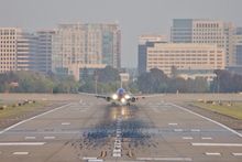 보잉 737이 이륙하는 모습, 뒤로 샌호세 시내가 보인다.