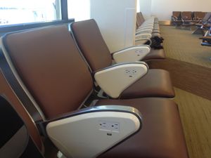 각 팔걸이에 소켓과 USB 포트가 있는 좌석 공간