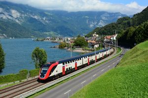 Walensee}})를 지나가고 있다