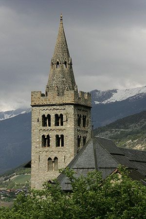 성 슈테판 교회의 로마네스크 양식의 탑