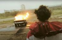 뮤직 비디오는 광대와 비광대 간의 싸움을 보여준다.