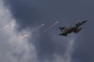 플레어를 살포하는 Yak-130