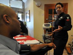 2009년에 실시된 심장병 계몽 활동에서, 해군의 혈압을 확인하는 모습