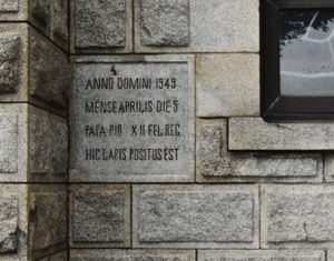 죽림동 주교좌성당의 주춧돌. 기공식이 열린 1949년의 날짜와 당시 교황이던 비오 12세의 이름이 새겨져 있다.