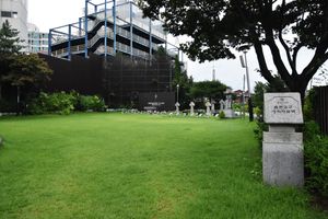 죽림동 주교좌성당 후원에 조성된 성직자 묘역.