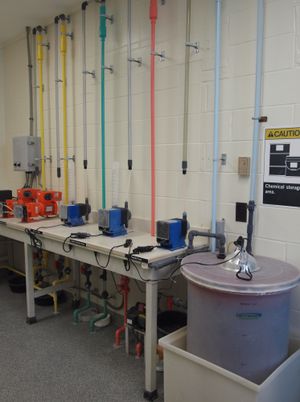 급수 시설에서 정화된 물에 필요한 양의 화학 물질을 첨가하는 데 사용되는 펌프. 왼쪽부터: 소독을 위한 차아염소산나트륨, 부식 억제제인 인산아연, pH 조절을 위한 수산화나트륨, 충치 예방을 위한 불소.