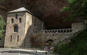 산 후안 데 라 페냐 왕립 수도원. 그 왕실 묘소에는 많은 수의 아라곤 왕과 일부 나바라 왕들이 묻혀 있다.