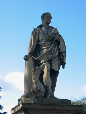 월터 스콧의 스코티시 디어하운드인 메이다는 스코틀랜드, 퍼스에 있는 그의 조각상에 포함되었다.