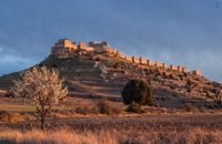 고르마스 성. 956년 두에로 강 방어선에서 확장된 후 유럽에서 가장 큰 요새였다.