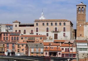 토르데시야스에서 카스티야의 이사벨 1세 여왕이 토르데시야스 조약에 서명했다. 그녀의 딸 카스티야의 호안나 여왕은 아버지와 아들에 의해 이 도시의 수도원에 갇혔고, 코무네로스 반란에서 코무네로스에게 칭송받았다.