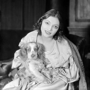 캐서린 코넬과 그녀의 코커 스패니얼 플러시, 1931년 브로드웨이 초연작 윔폴 거리의 바렛 부부에서