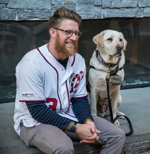 설리(강아지)와 션 둘리틀이 2019년 베데스다 해군 지원 활동에서