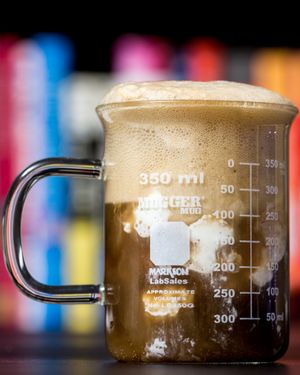 350ml까지 눈금이 표시된 머그잔