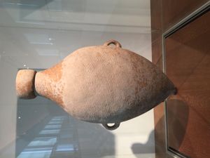 반포 (중국)에서 발견된 암포라, 양사오 문화 시대 제작; 기원전 5000년~기원전 3000년; 기메 미술관 (파리)