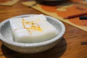 계화꿀 드레싱을 곁들인 행인두부