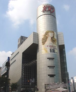 시부야 109에서 홍보중인 A Complete ~All Singles~.