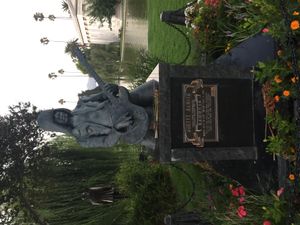 할리우드 포에버 묘지에 있는 라몬의 기념비