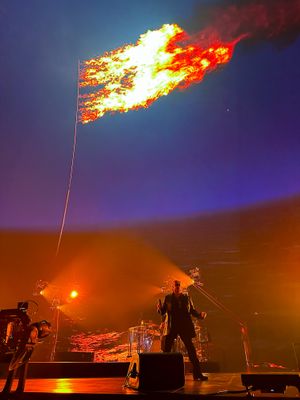 밴드의 2023-2024년 스피어 콘서트 레지던시 동안의 곡 공연에는 날씨 현상과 깃발 모양으로 타오르는 불꽃의 비주얼이 포함되었다.