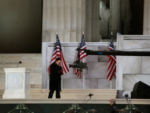 2009년 We Are One 콘서트에서 "Pride"를 공연하는 보노