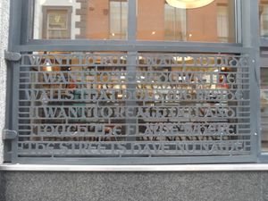 더블린의 한 술집에 있는 "Where the Streets Have No Name" 가사가 새겨진 철제 장식.