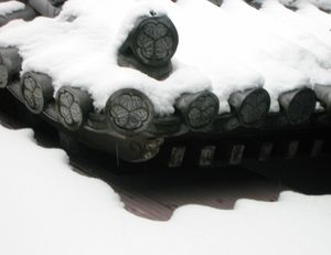 지온인을 후원한 도쿠가와 가문의 가몬(문장)이 지붕 기와 끝에서 보이는 모습.