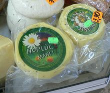 "Rankas piens"에서 제조한 야니 치즈 휠