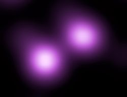 SN 2006gy의 X선 이미지. 오른쪽 위가 SN 2006gy, 왼쪽 아래가 은하 NGC 1260의 핵이며, 은하핵에 필적할 정도로 밝다는 것을 알 수 있다.