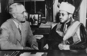 해리 S. 트루먼이 하산 빈 야흐야와 대화하고 있다