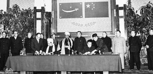 1958년 무하마드 알-바드르와 중국 외교관이 우호 및 협력 조약에 서명하고 있다