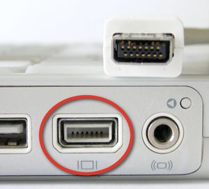 애플 iBook의 미니 VGA 포트
