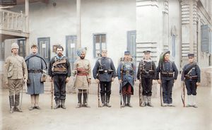 1900년 영국군과 미국 군인이 8개국 연합의 다른 대표들과 함께 왼쪽에 서 있다. 영국과 미국은 이 연합에서 주도적인 역할을 했다.