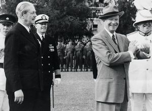 맥밀런(Harold Macmillan)과 아이젠하워(Dwight D. Eisenhower)는 1957년 3월 버뮤다에서 만나 회담을 가졌으며, 이는 전년도의 수에즈 운하 위기 이후 훼손된 영미 관계를 회복하기 위한 것이었다.