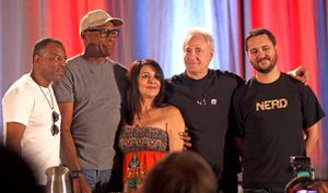 2012년 피닉스 코믹콘에서 스타 트렉: 더 넥스트 제너레이션 출연진과 함께한 마이클 돈 (왼쪽부터 르바 버튼, 돈, 마리나 시르티스, 브렌트 스파이너, 그리고 윌 휘튼)