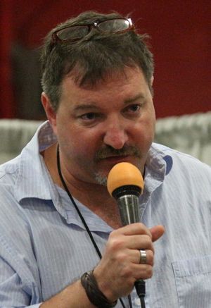 존 스와지는 오리지널 시리즈의 감독판 장면과 에반게리온 신극장판 영화에서 이카리 겐도의 목소리를 연기했다.