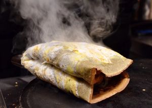 젠빙궈쯔 조리 과정 5단계: 반으로 접어 완성한다.