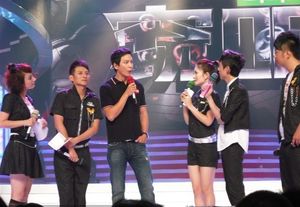 2009년 Happy Camp. 셰는 오른쪽에서 세 번째에 있다.