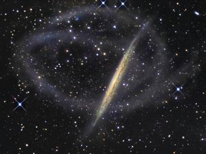 NGC 5907 은하로 떨어지는 별의 흐름 형태로 관찰할 수 있는 작은 병합의 잔해