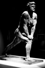 1905년 엔리코 글리첸슈타인이 조각한 시몬 바르 코크바의 청동상. 현재 에레츠 이스라엘 박물관에 소장되어 있다.