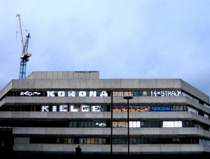 2016년 런던의 버려진 County Hall Island Block에 코로나 키엘체 팬들이 제작한 낙서