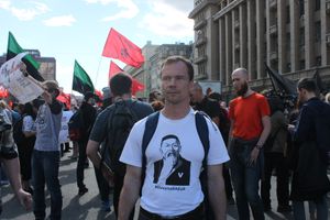 인권 운동가 일다르 다딘이 모스크바에서 "아바이 점거" 티셔츠를 입고 있다(2017)