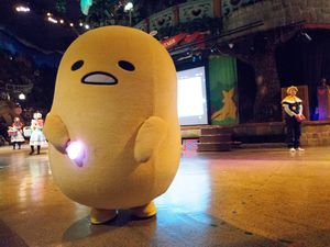 산리오 퓨로랜드에 있는 구데타마.